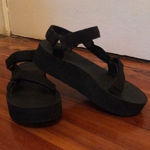 Black Flatform Teva, size 7